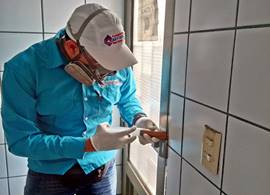 Aplicación de gel para control de cucarachas en Caracas por fumigador experto